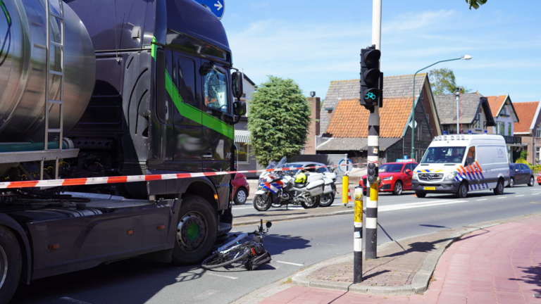 Fietser aangereden door vrachtwagen bij oversteekplaats Kanaalweg Heiloo