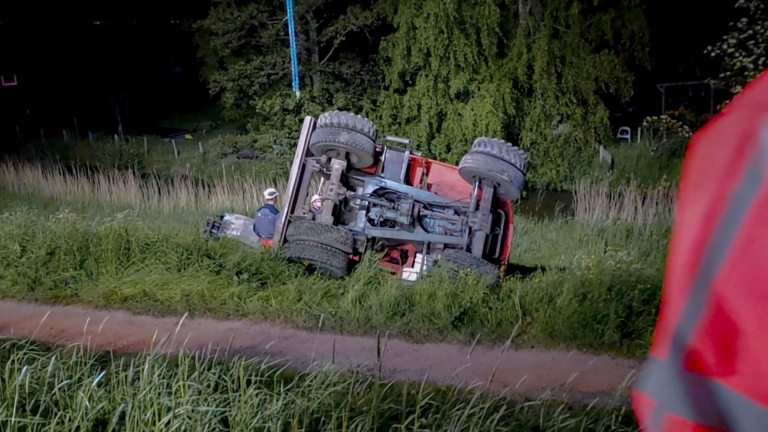 Graafmachine kantelt en komt naast Molendijk terecht