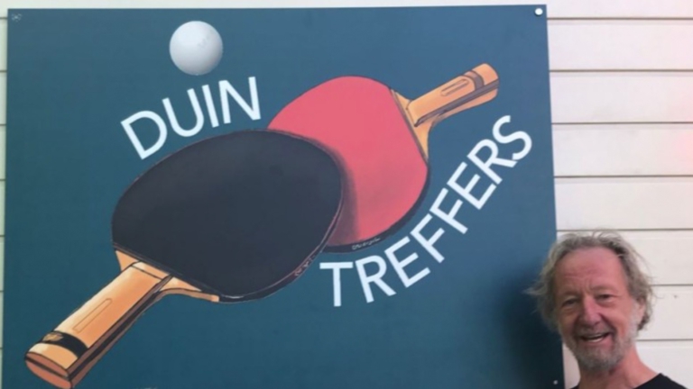 Nieuw naambord versiert clubgebouw tafeltennisclub Duintreffers Schoorl