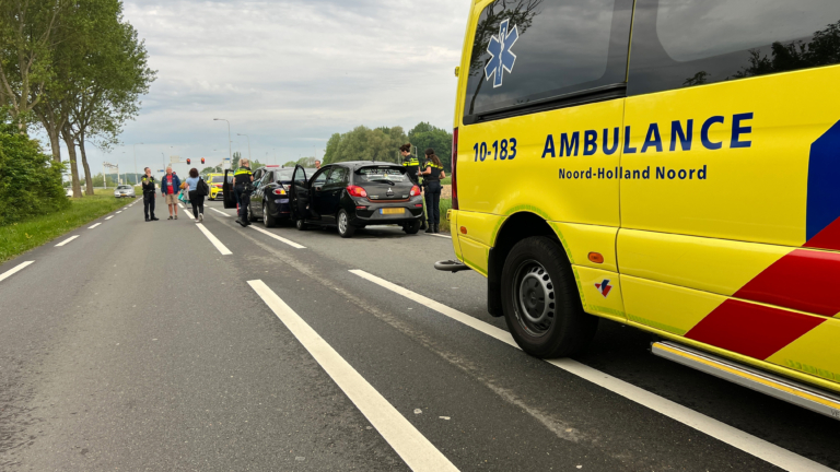 Kettingbotsing met drie auto’s op Nauertogt in Broek op Langedijk, twee personen naar ziekenhuis