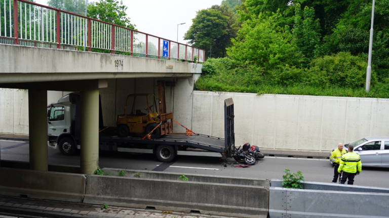 Motorrijder klapt achterop vrachtwagen op N9