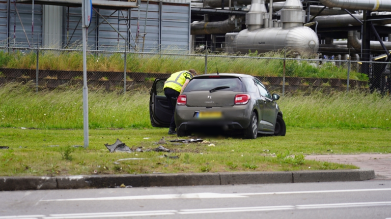 Automobilist schiet rechtdoor aan einde Smaragdweg en neemt de benen