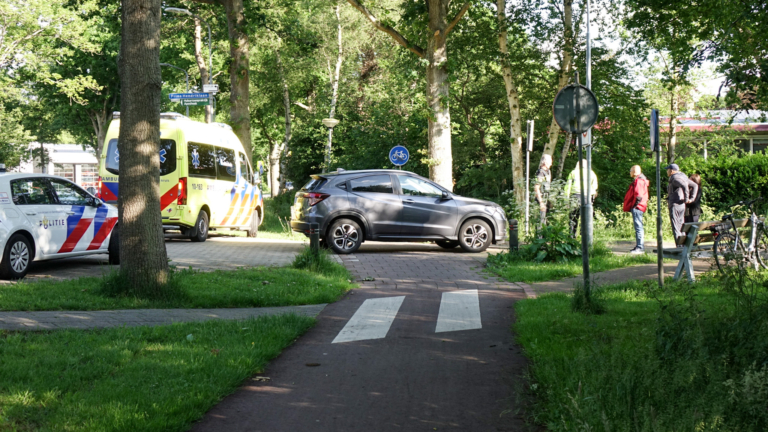 Fietsster komt hard ten val bij aanrijding op Prins Bernhardlaan in Bergen