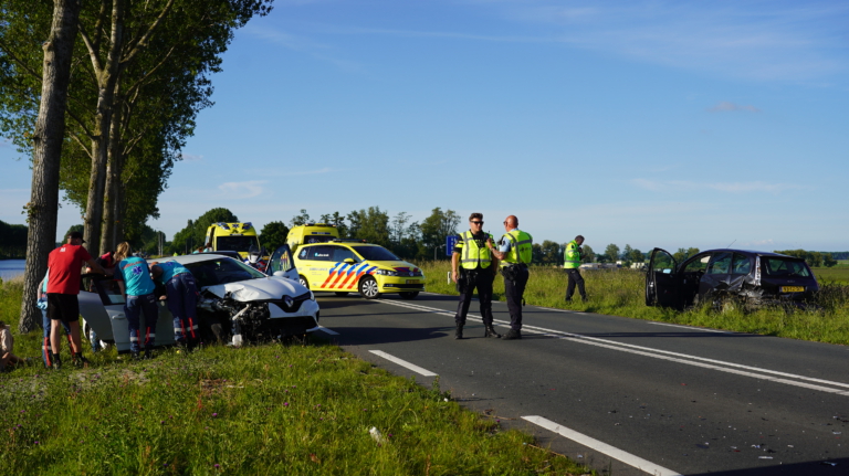 Zeven gewonden bij kop-staartbotsing op Westdijk Zuidschermer