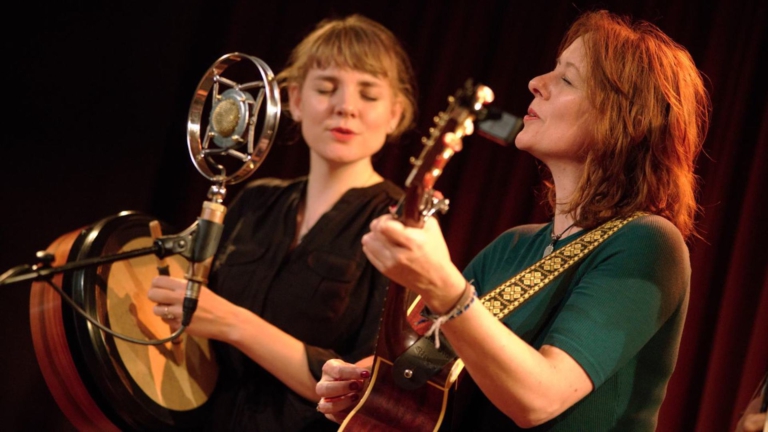 Zomer ingeluid met optreden folkduo The Lasses in Vredeskerkje Bergen aan Zee 🗓