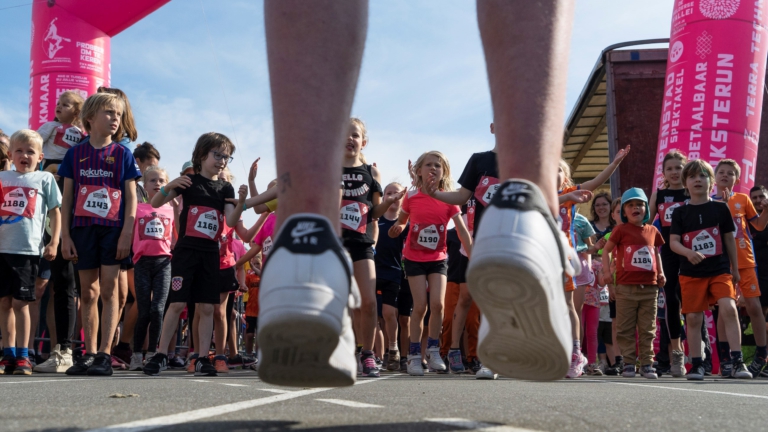 Honderden deelnemers zetten het op een lopen bij RAADHUIS Pinksterun door Oudorp