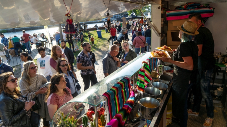 Wereldkeukens en ideaal weer trekken duizenden naar Smaakmakend Foodtruckfestival