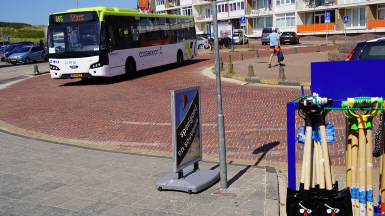 Niet met de bus naar het strand door personeelstekort: “Schandalig”