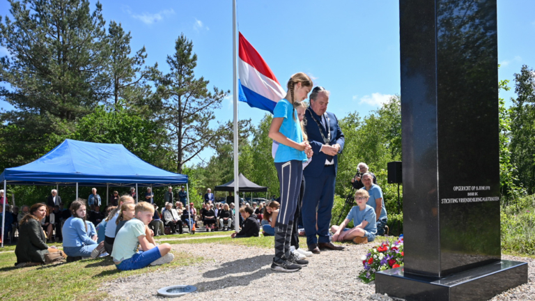 Indrukwekkende momenten bij drukbezochte herdenking bij Kamp Schoorl 🗓