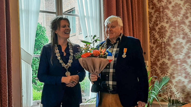 Uitreiking koninklijke onderscheidingen aan Alkmaarders Tiny de Jager en Hans Arnhard