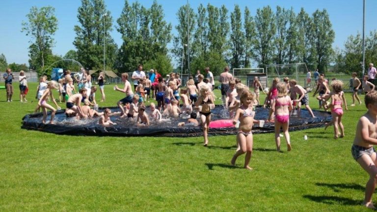 Vrijdag sluit inschrijving voor Jeugdsportdag Schoorl: “Neem zondag droge kleren mee” 🗓