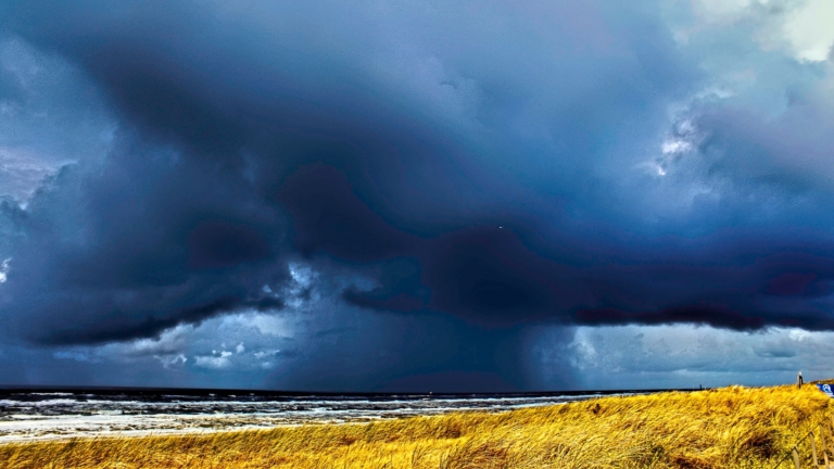 UPDATE: Onweer met veel neerslag over Noord-Holland getrokken: KNMI waarschuwde met code geel