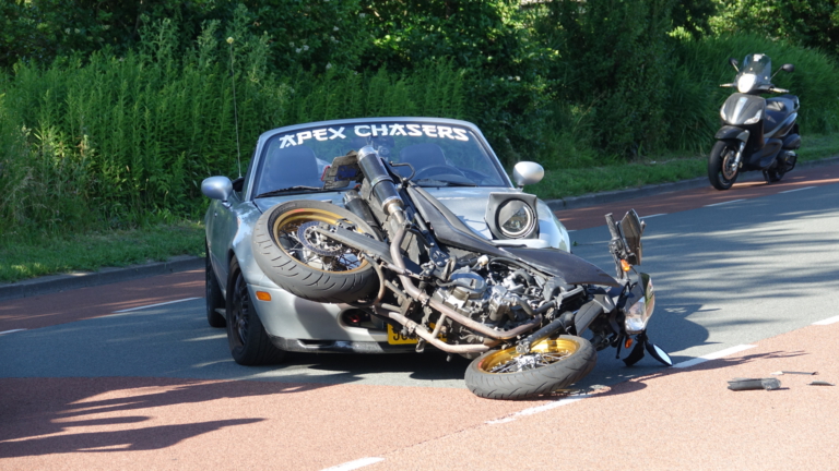 Motorrijder klapt frontaal op afslaande auto in Heerhugowaard