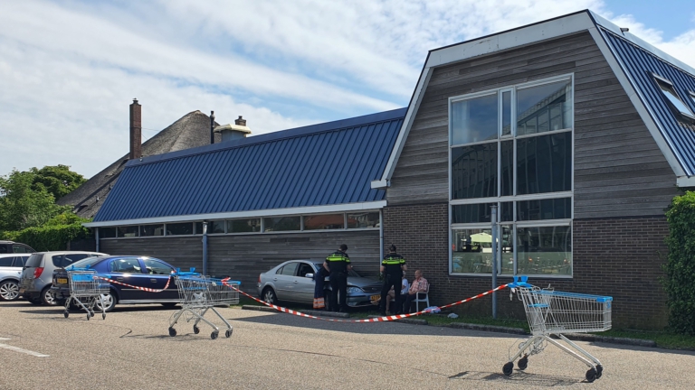 Uitparkeren loopt verkeerd af bij Albert Heijn Egmond aan den Hoef