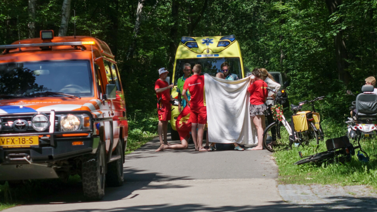 Vrouw gaat met fiets hard onderuit in Schoorl