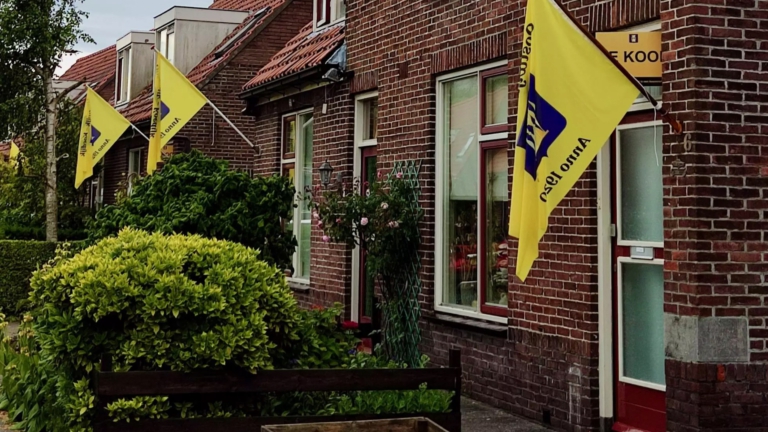 Vlag uit in Oostwijk: buurt gered van sloopkogel en oud-huurders mogen terugkeren