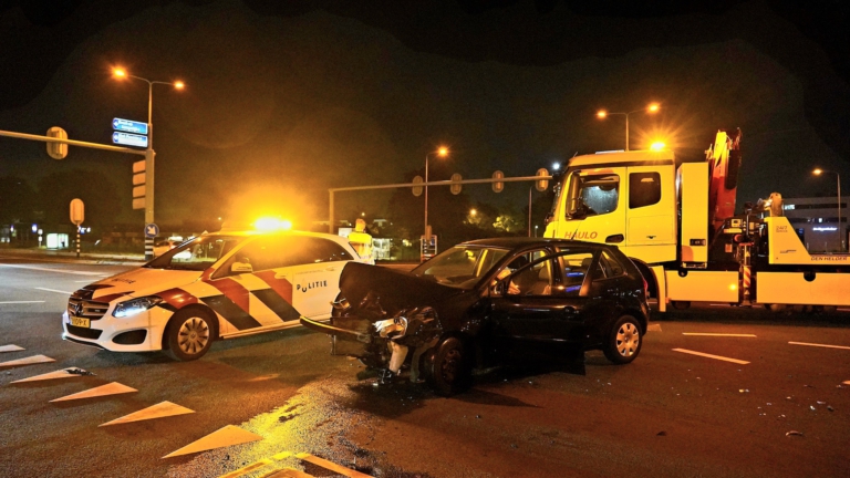 Veel schade maar iedereen ongedeerd na nachtelijke aanrijding op kruising Westerweg