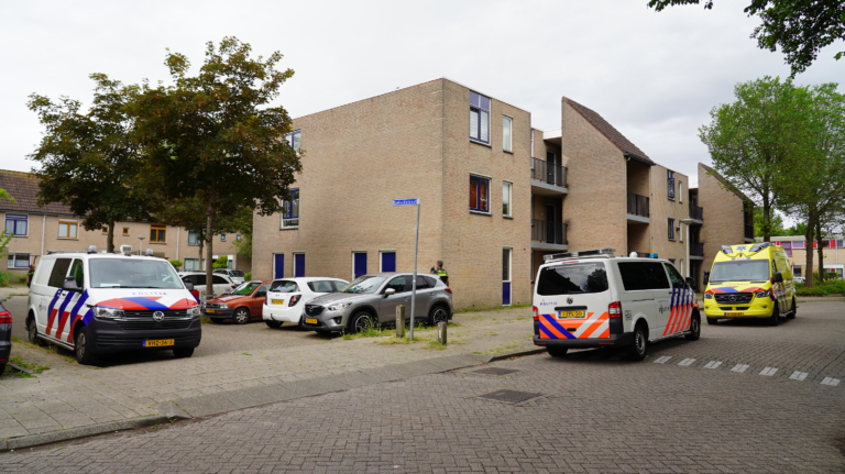 Man met geweld in woning overmeesterd en geboeid afgevoerd met ambulance