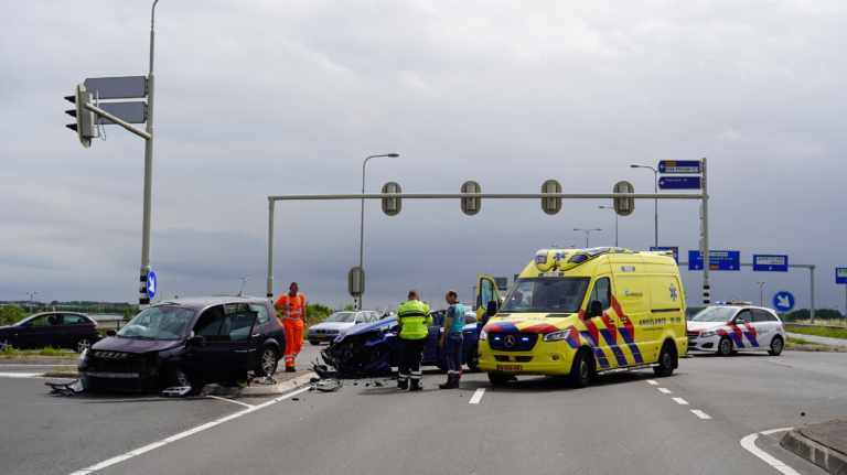 Twee gewonden en flinke ravage na aanrijding op Nollenweg