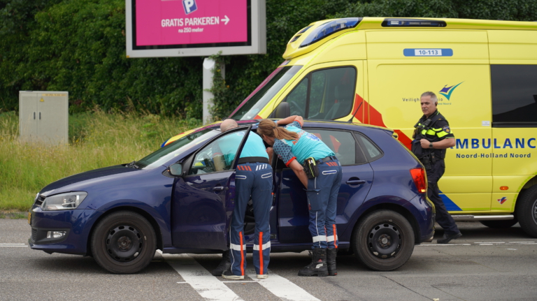 Bestuurder bestelbus rijdt achterop politieagent op Aert van Gelderlaan in Alkmaar
