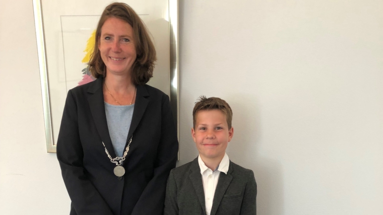 11-jarige Maurits van Schouten nieuwe kinderburgemeester van Heiloo