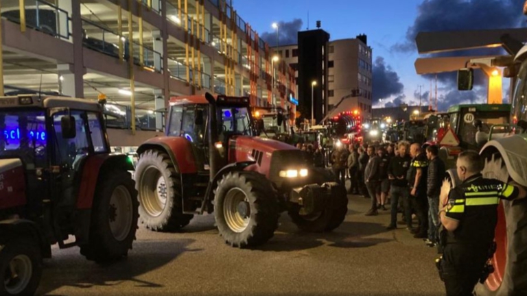 UPDATE: Boeren bij politiebureau Alkmaar huiswaarts na vrijlating drie actievoerders