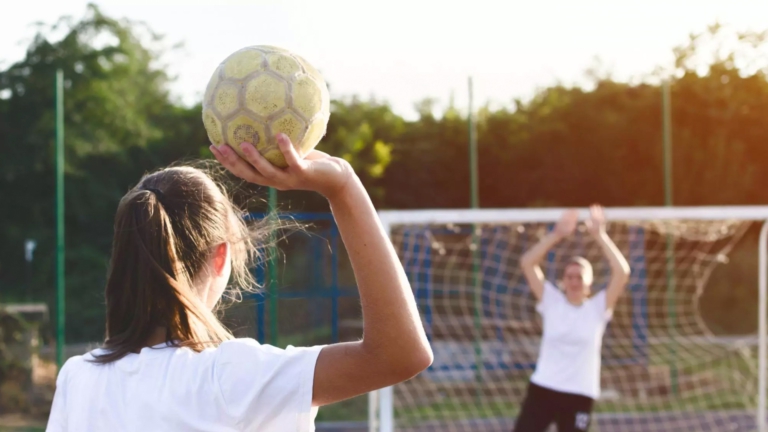 ‘Geprezen’ Alkmaarse handbaltrainer (73) verdacht van misbruiken zes leerlingen