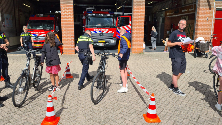 Kinderen in De Rijp doen fietsexamen met les over dode hoek
