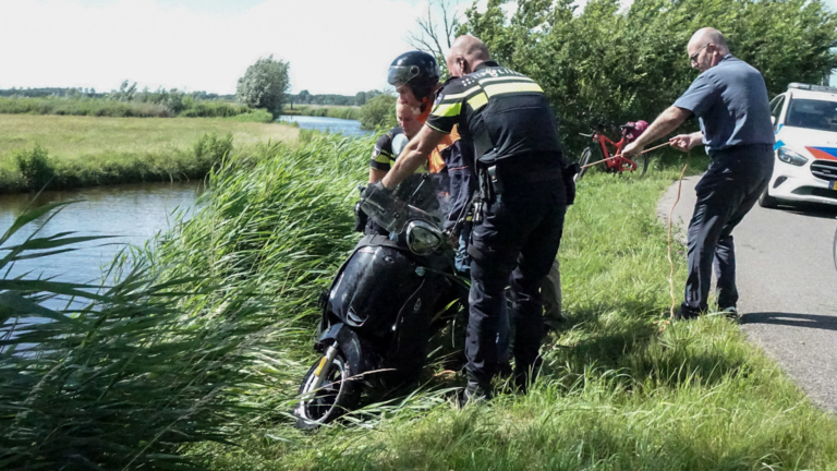 Scooterrijdster schiet sloot in langs Bergerweg na schrik van tegenligger