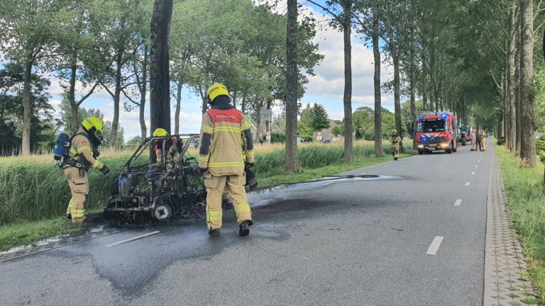 Canta vliegt in de brand in Stompetoren, bestuurder kan net op tijd uitstappen