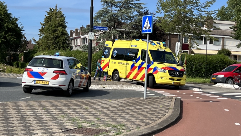 Meisje valt hard op haar hoofd door aanrijding op Heerhugowaardse rotonde