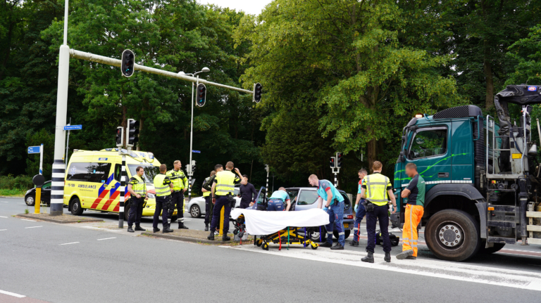 Vrachtwagen rijdt achterop wachtende automobiliste op Kennemerstraatweg in Alkmaar