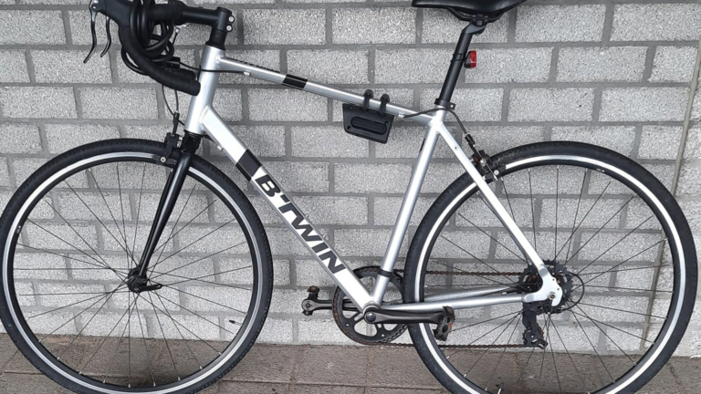 Fietsendief op Station Alkmaar betrapt, politie zoekt eigenaar van grijze B’Twin