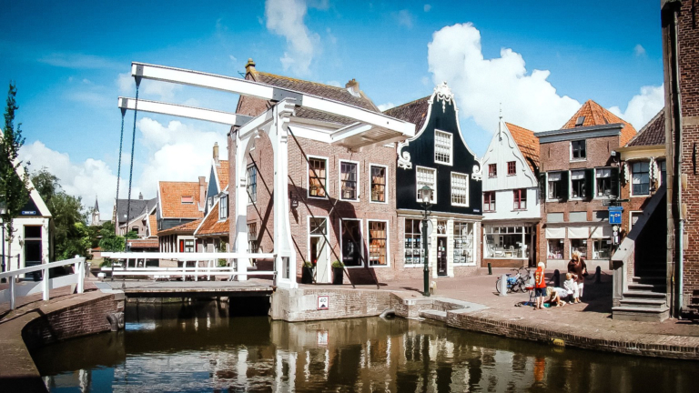 Onderhoud aan Kralingerbrug en Dambrug in De Rijp uitgesteld vanwege toerisme