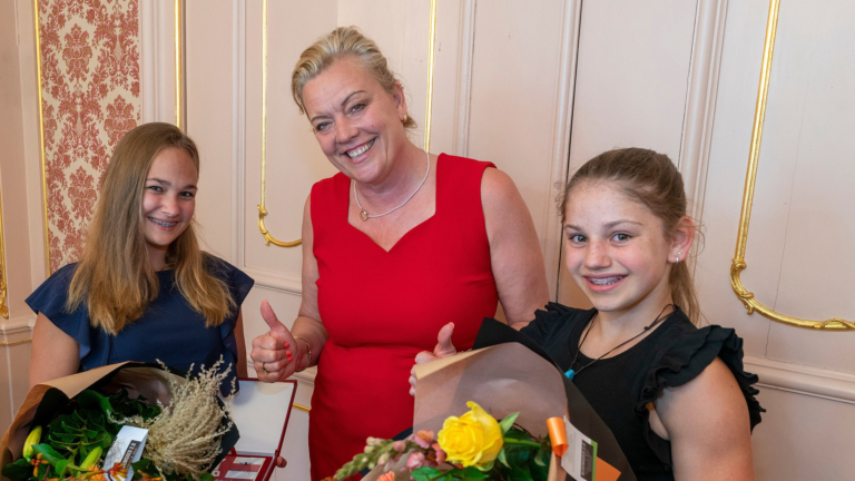 Gemeente Alkmaar huldigt trampolineduo Thalissa en Lina vanwege zilver op EK jeugd