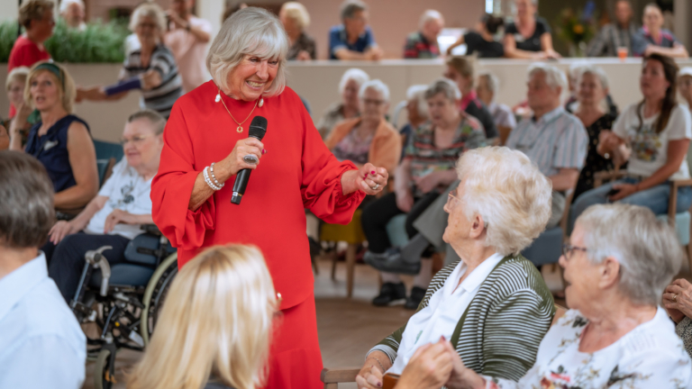 Willeke Alberti verblijdt bewoners Magentazorg met optreden