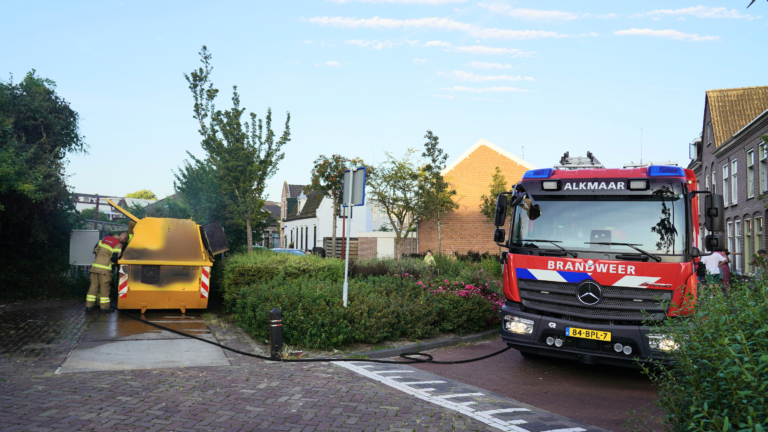 Container vliegt in de brand op Forestusstraat, brandstichting vermoed