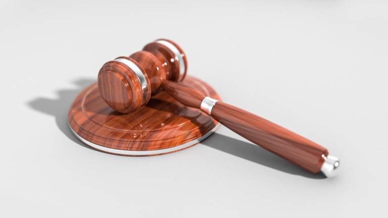 Alkmaarse verdachte (21) slaapt een week niet thuis en moet daardoor opnieuw de gevangenis in