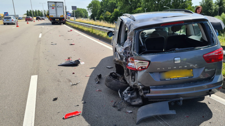 Chauffeur die auto op N242 ramde was met mobieltje in de weer