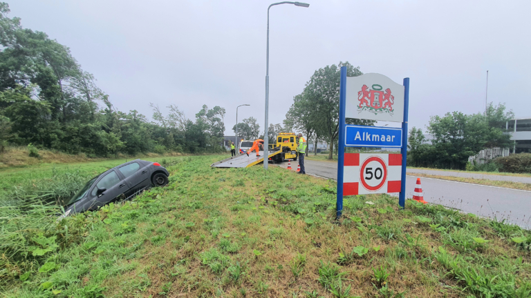 Vrouw glijdt met auto sloot naast oprit Nollenweg in