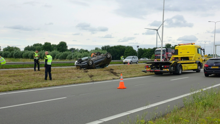 Automobilist eindigt ondersteboven in middenberm van N242 bij Alkmaar