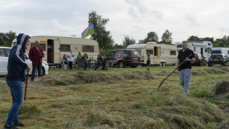 Woonwagenbewoners moeten weg uit weiland: 50.000 euro boete dreigt