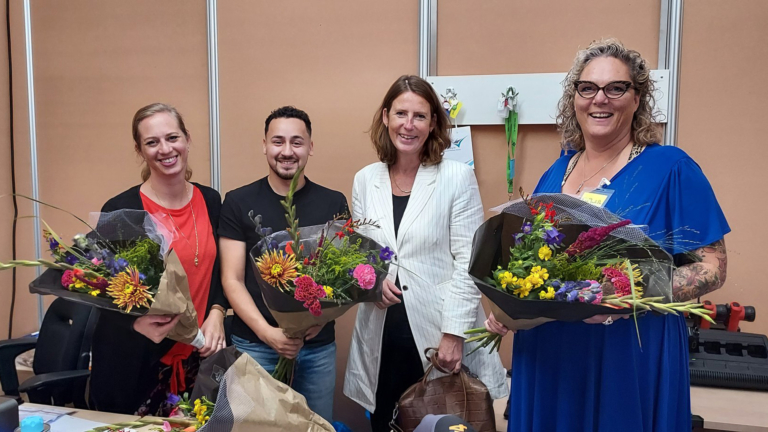Burgemeester bedankt leiding crisisnoodopvang Heiloo en helpt een dagje
