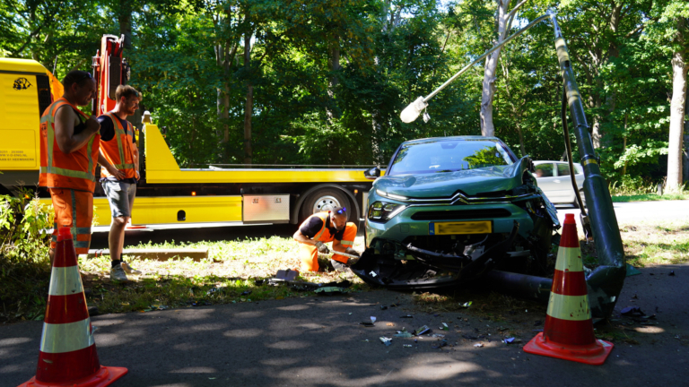 Automobilist veroorzaakt ravage op Kennemerstraatweg in Heiloo