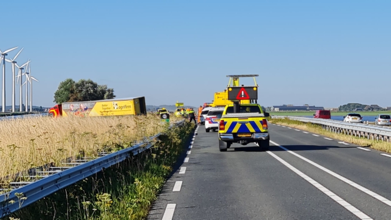 N9 tussen Burgervlotbrug en Sint Maartensvlotbrug nog uren dicht na ernstig ongeval