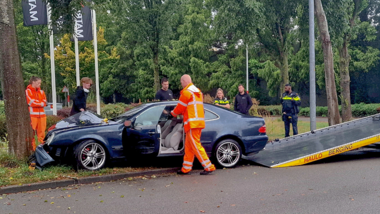 Mercedes glijdt rechtdoor in bocht Berenkoog-Egelskoog en botst tegen boom