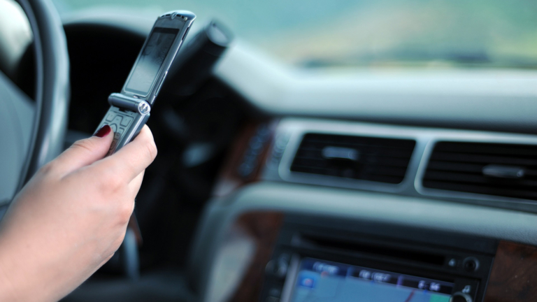 Politie beboet opnieuw filmende omstanders bij ongeluk: “De kans op een tweede aanrijding was groot”