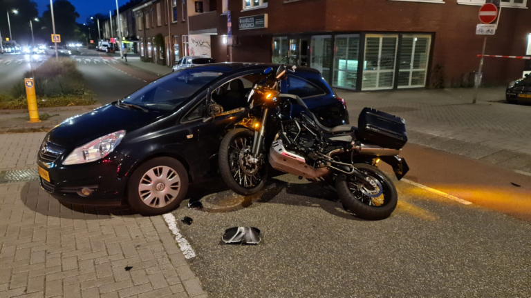 Motorrijder met passagier rijdt op voorlangs kruisende auto op Vondelstraat