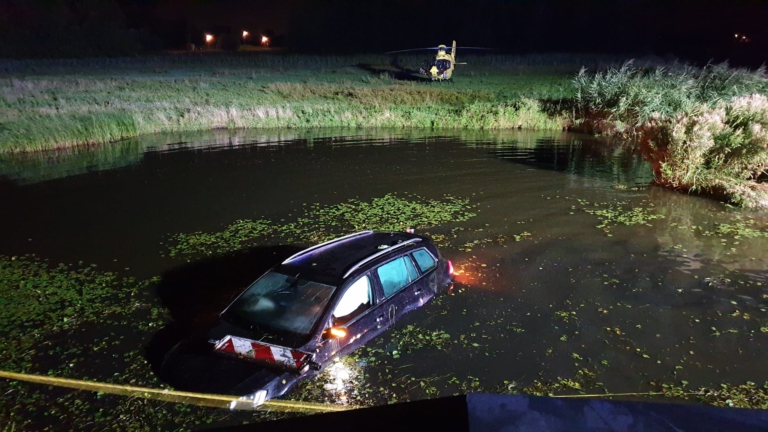 Auto botst tegen brug en eindigt in sloot langs Dalenbergstraat in West-Graftdijk