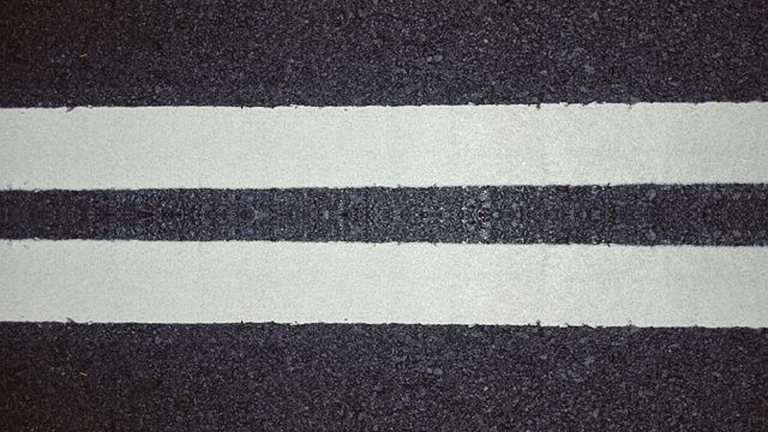 Verse witte lijnen en vlakken op drukke wegen in Heiloo